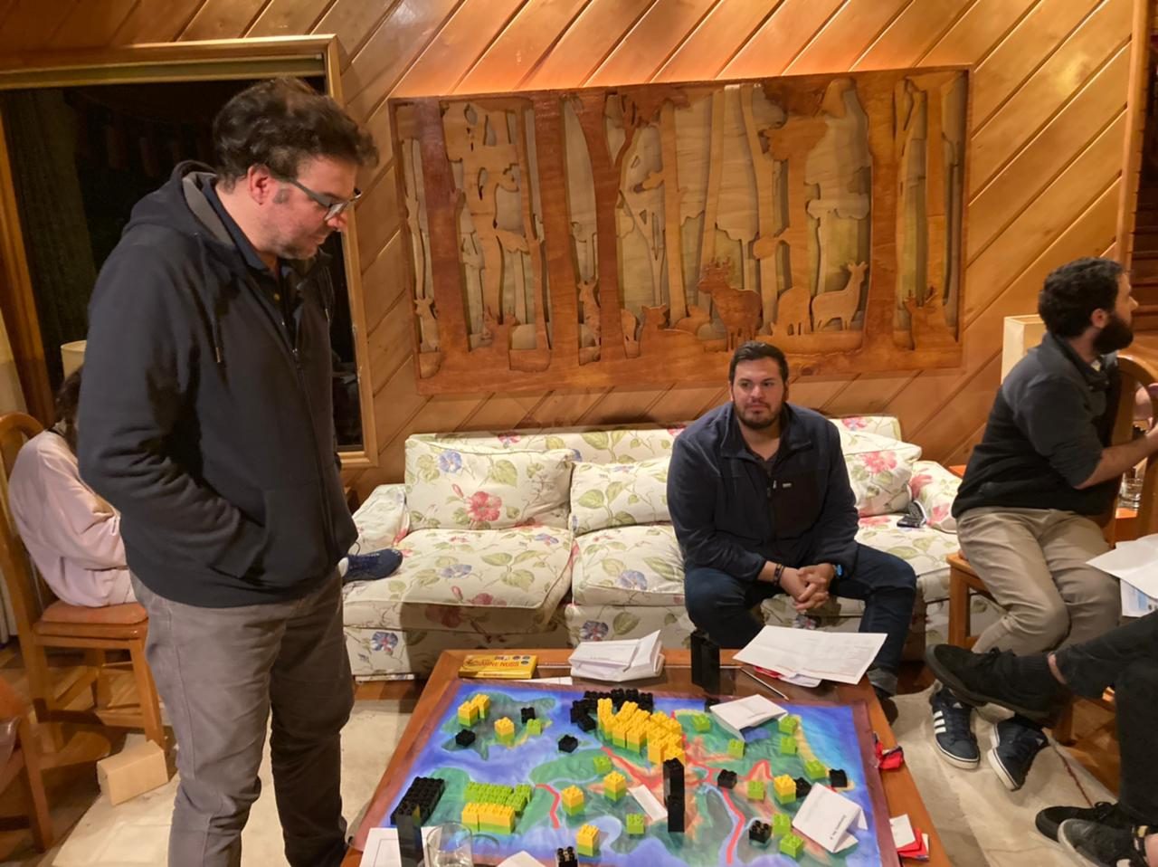Sesión de Re-conectado con el mapa global de tela y plantas de LEGO sobre la mesa