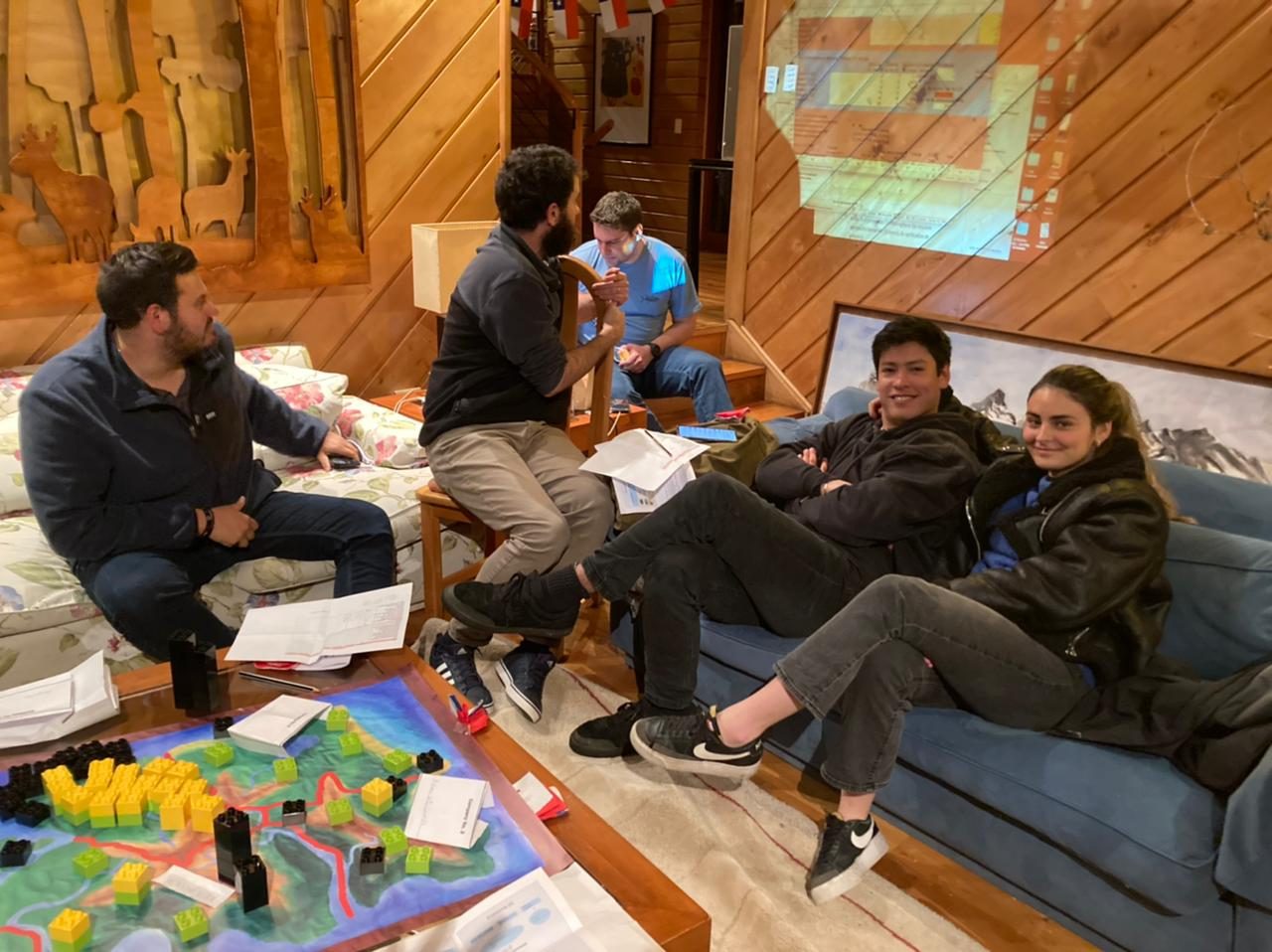 Facilitador guiando una sesión de Re-conectado en un retiro corporativo