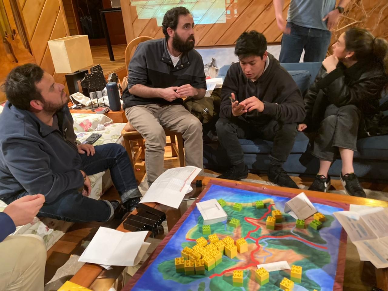 Detalle del mapa de Re-conectado con plantas de LEGO verdes, amarillas y negras según su tipo de energía